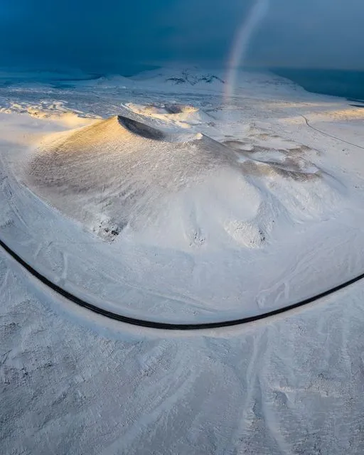 美图欣赏——冰岛上的陨石坑