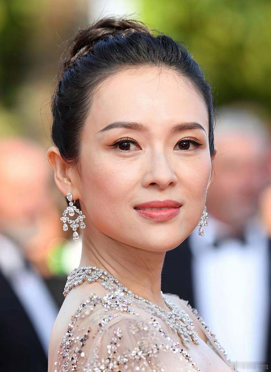 章子怡的美自带精致质感，骨相五官皆出众，妥妥的明艳精致大美人 