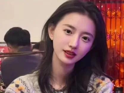 知名编剧于正最近在一次社交媒体分享中，大赞新人演员张婉莹有着与李若彤相似的神韵。