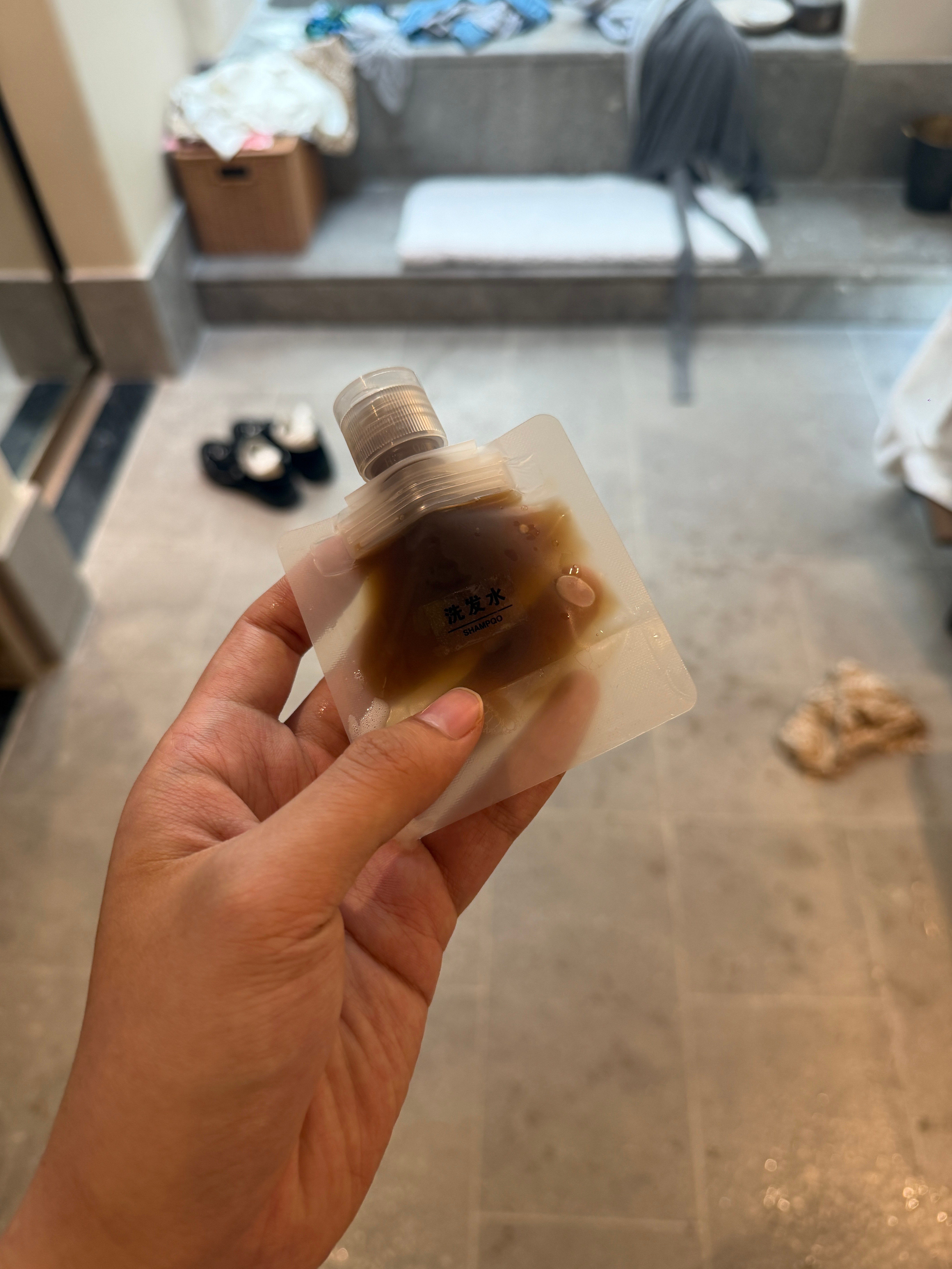 昨天用了一下朋友带来的纯中药洗发水，妈呀也太好用了洗完有种肥皂洗完澡的感觉巨清爽
