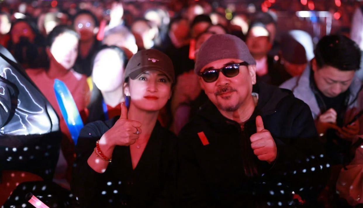 陈建斌蒋勤勤夫妇现身谭晶演唱会，鲜为人知的是，蒋勤勤和谭晶竟然有着深厚的姐妹情。