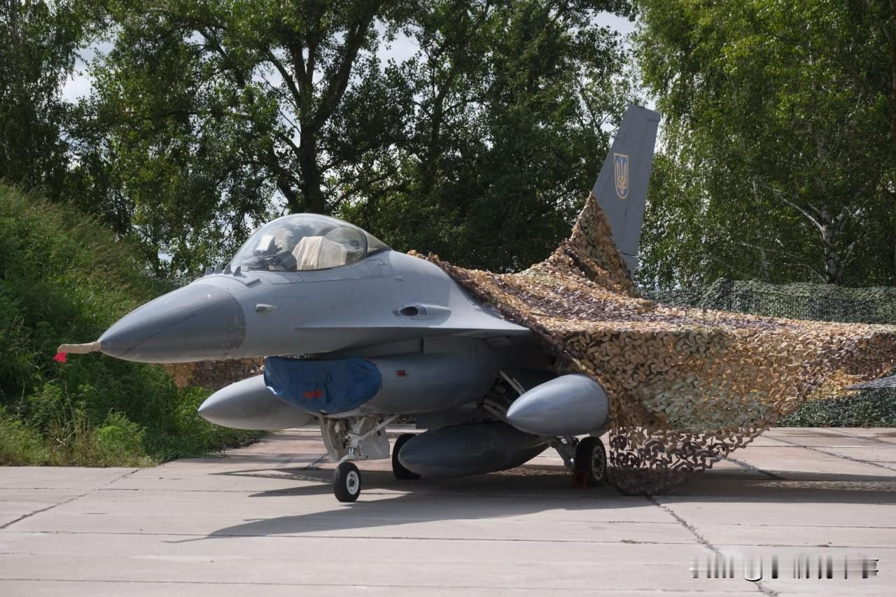 乌克兰的F-16战斗机机队正面临着AIM-9和AIM-120空对空导弹的严重短缺