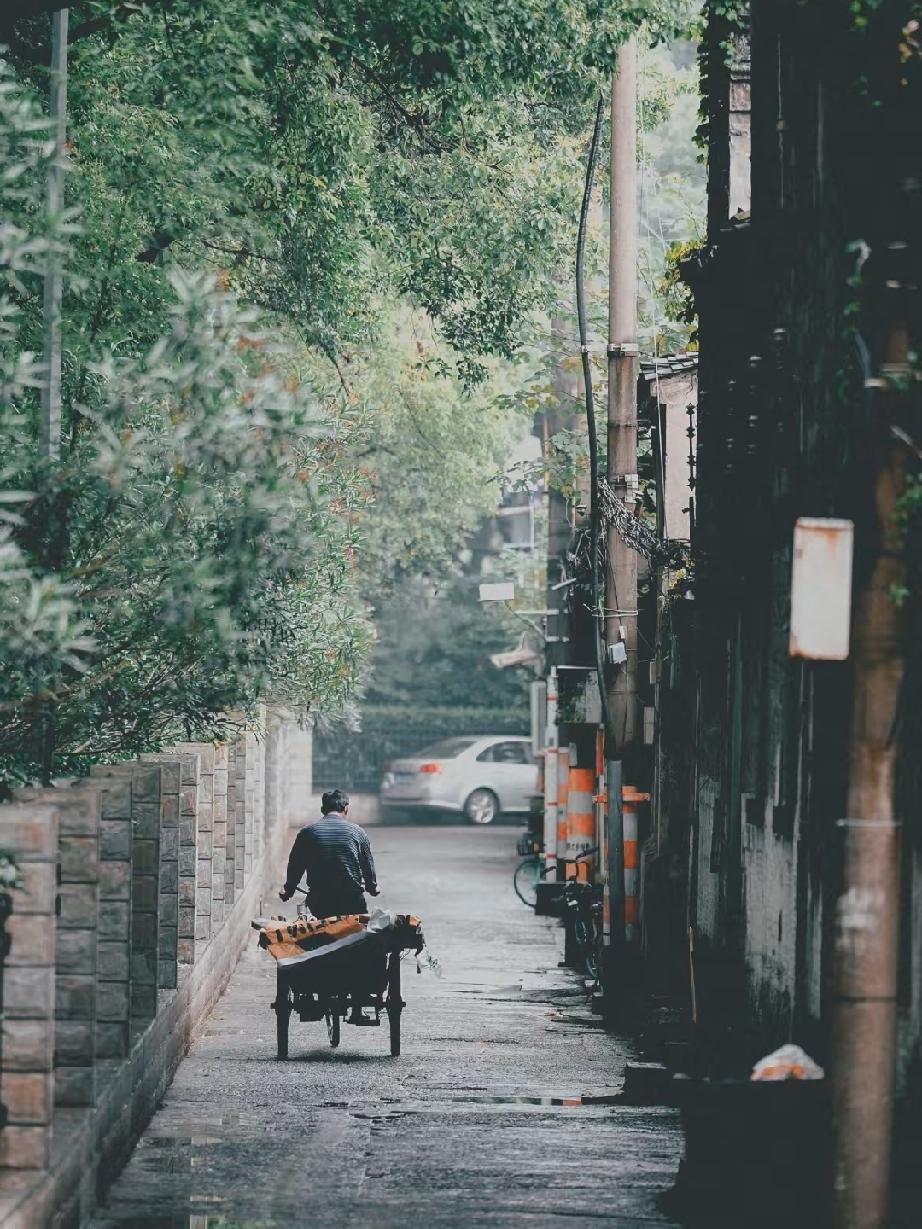 离婚六年，小伙年年赡养继父，亲妈一句酸话戳穿人心。
 
村里最近一直有人议论一件