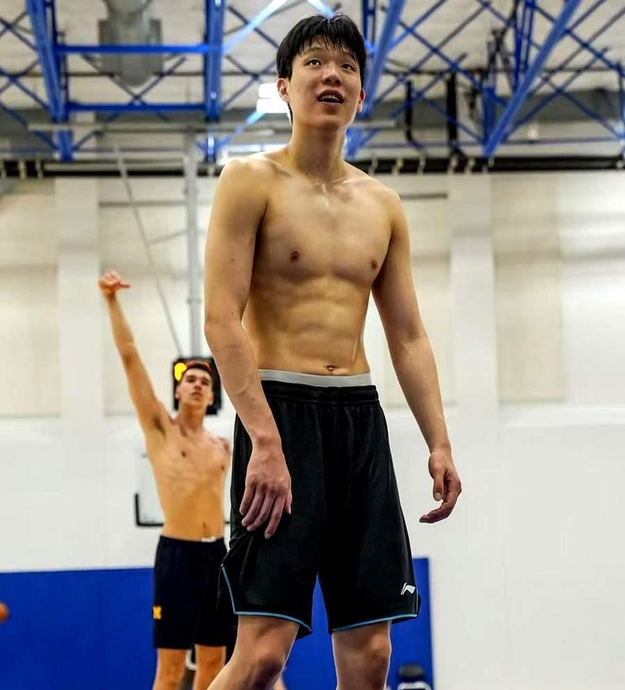 “辛苦了”？郭士强低调回国，用杨瀚森和张博源的两张图告诉大家，为什么国家队打的不