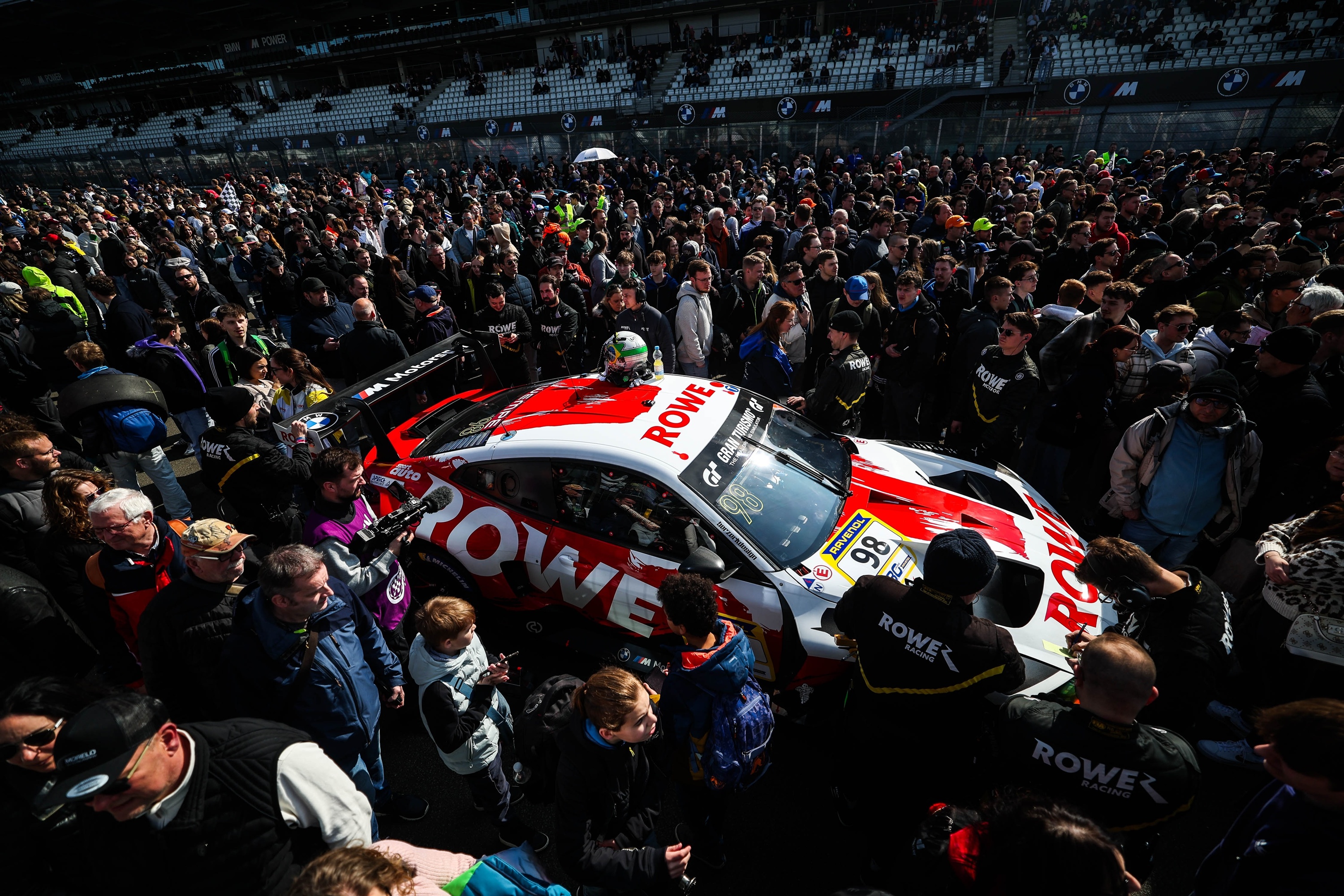 纽博格林耐力系列赛宝马官摄精选~在上周六进行的NLS2中，Rowe Racing