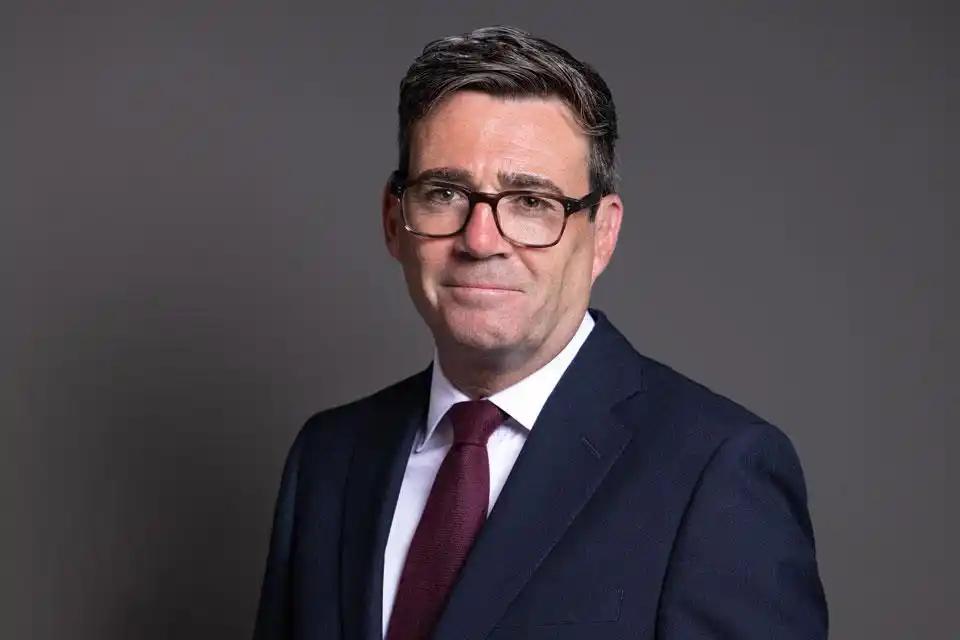 刚上任一个多月的英国新首相伯纳姆，赶在8日晚间与中方通了电话。消息一出，不少网友