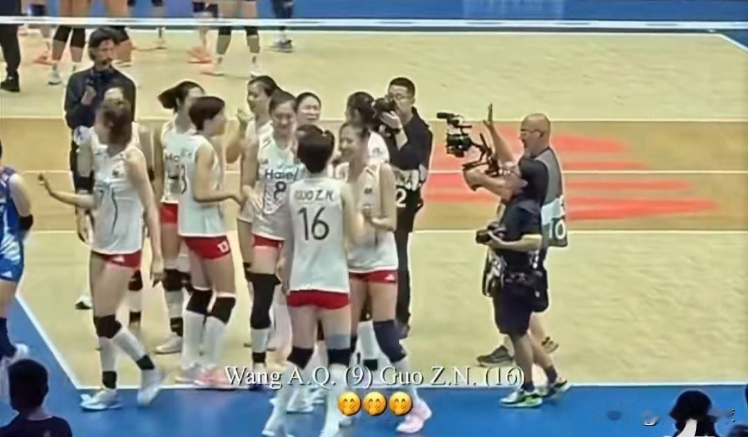 越南媒体也关注到昨天中国女排3-2击败泰国女排，两位小将往奥芊和郭中楠赛后在场地