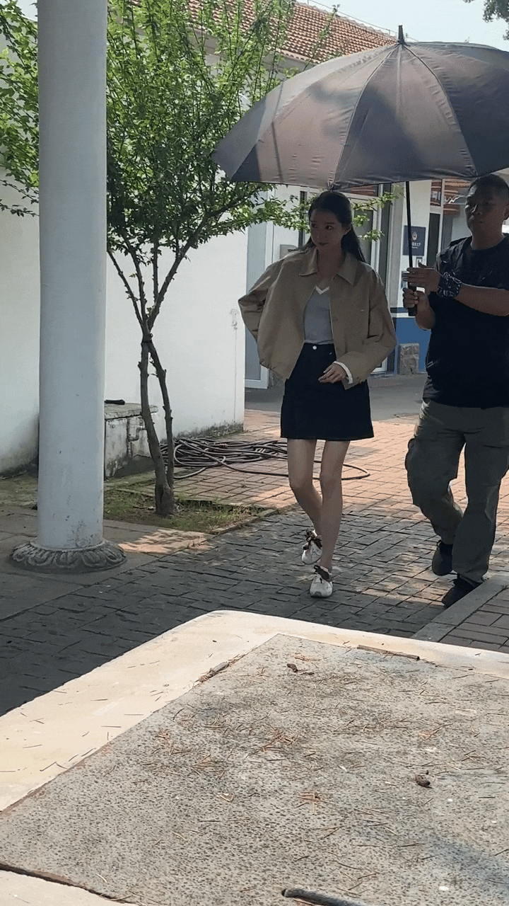一心专注事业的关晓彤更有魅力了！