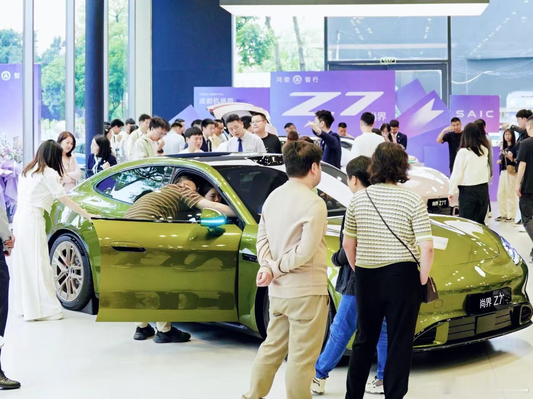 鸿蒙智行新车全面到店，发布会的热度直接延续到线下了展厅里全是专程来品鉴、试驾、订