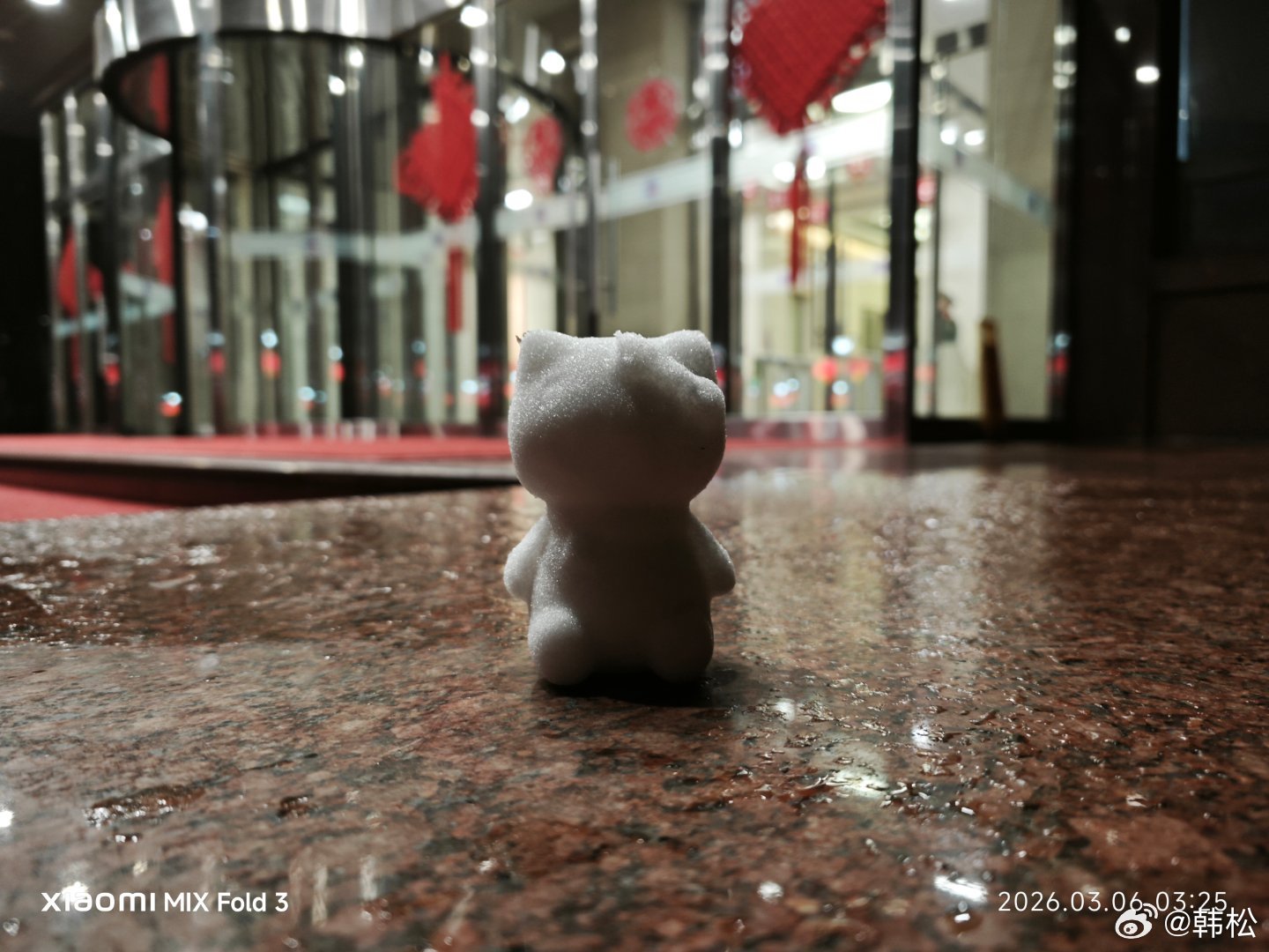 夜半无歌声，雪中有猫还。 