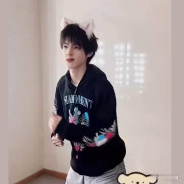 张泽禹 小狗的人塑 认真做事的时候身姿挺拔、气场在线，妥妥的帅气少年模样，私下里