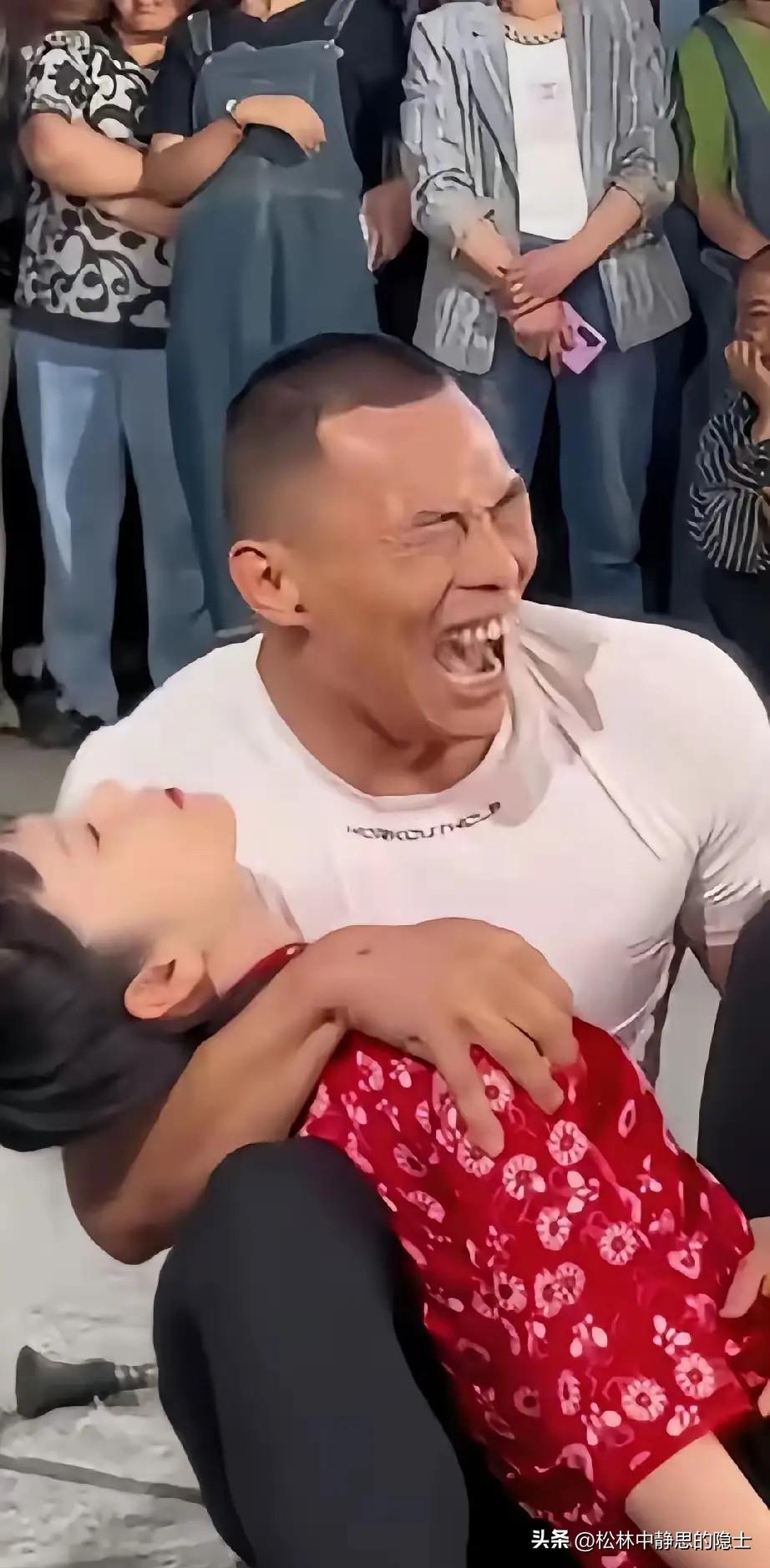 本来是再寻常不过的逛街散心，两口子并肩沿着街道慢慢走着，妻子毫无征兆一头栽倒在地