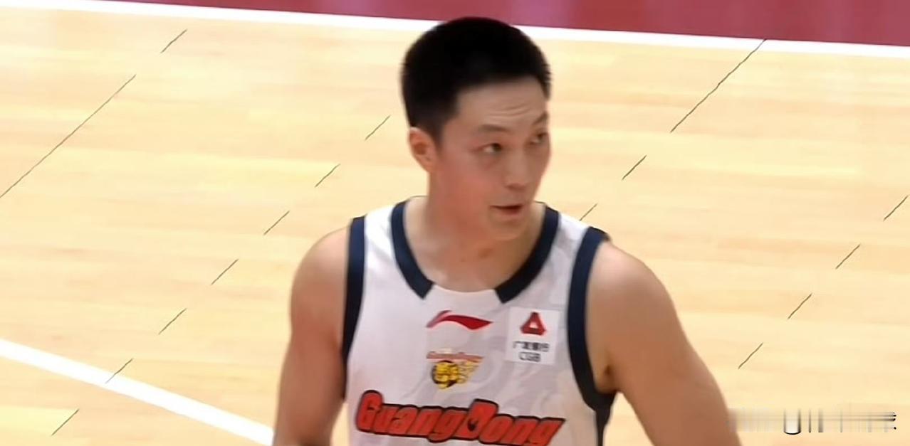 唏嘘！胡明轩存在感越来越低了！

今天广东男篮对阵浙江男篮的比赛，胡明轩的表现依