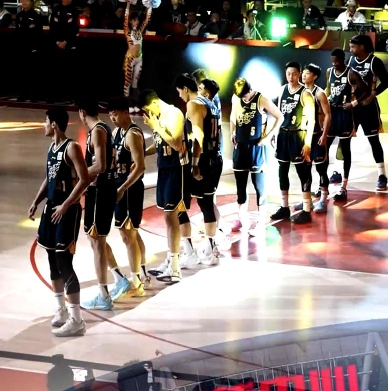 广东宏远这波操作，有点东西，常规赛最后一个主场打完，东莞篮球中心的观众本来都准备