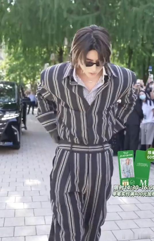 蔡徐坤Murad直播 今天又是被他颜值暴击的一天，精致的五官搭配干净的气质，简单