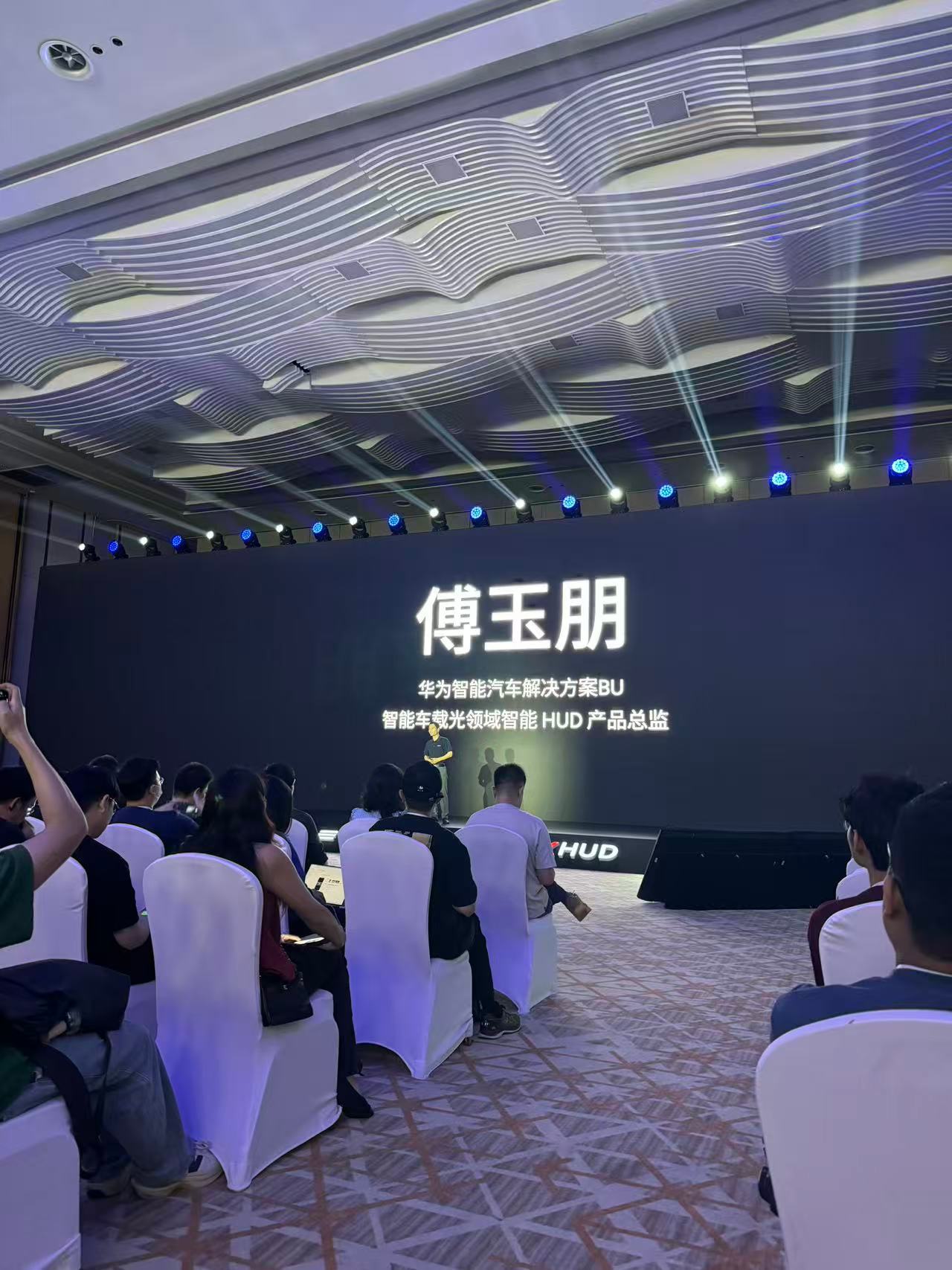 最强软件能力+顶级硬件标准，小鹏汽车与华为携手，为用户带来清晰、准确、舒适的AR