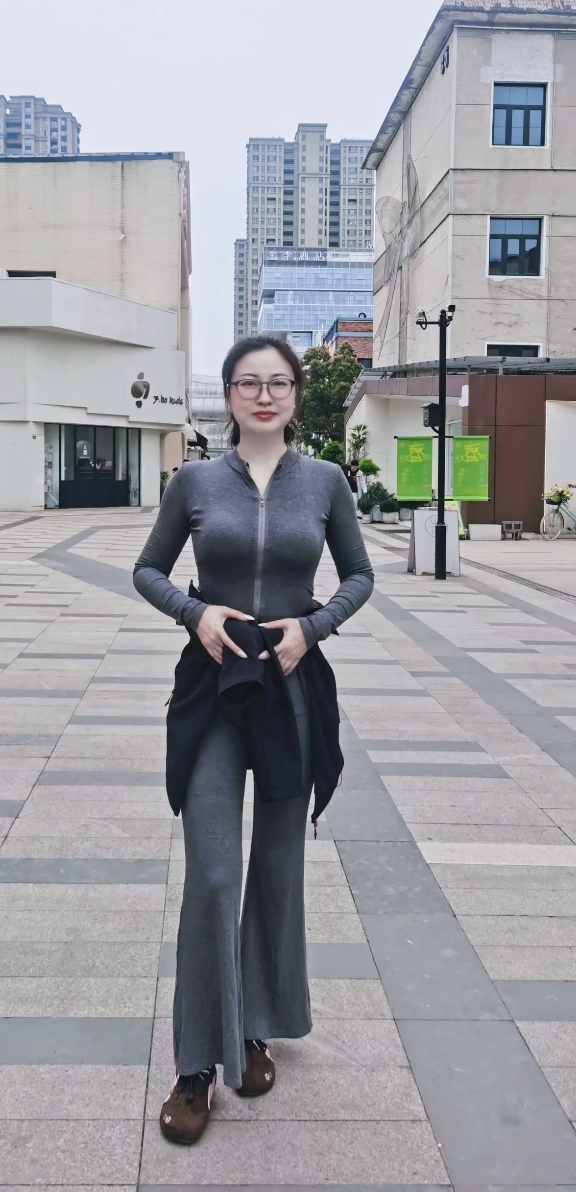 年过四十不青春，独来独往不合群。 非是生来性孤僻，厌倦江湖套路深。 我...