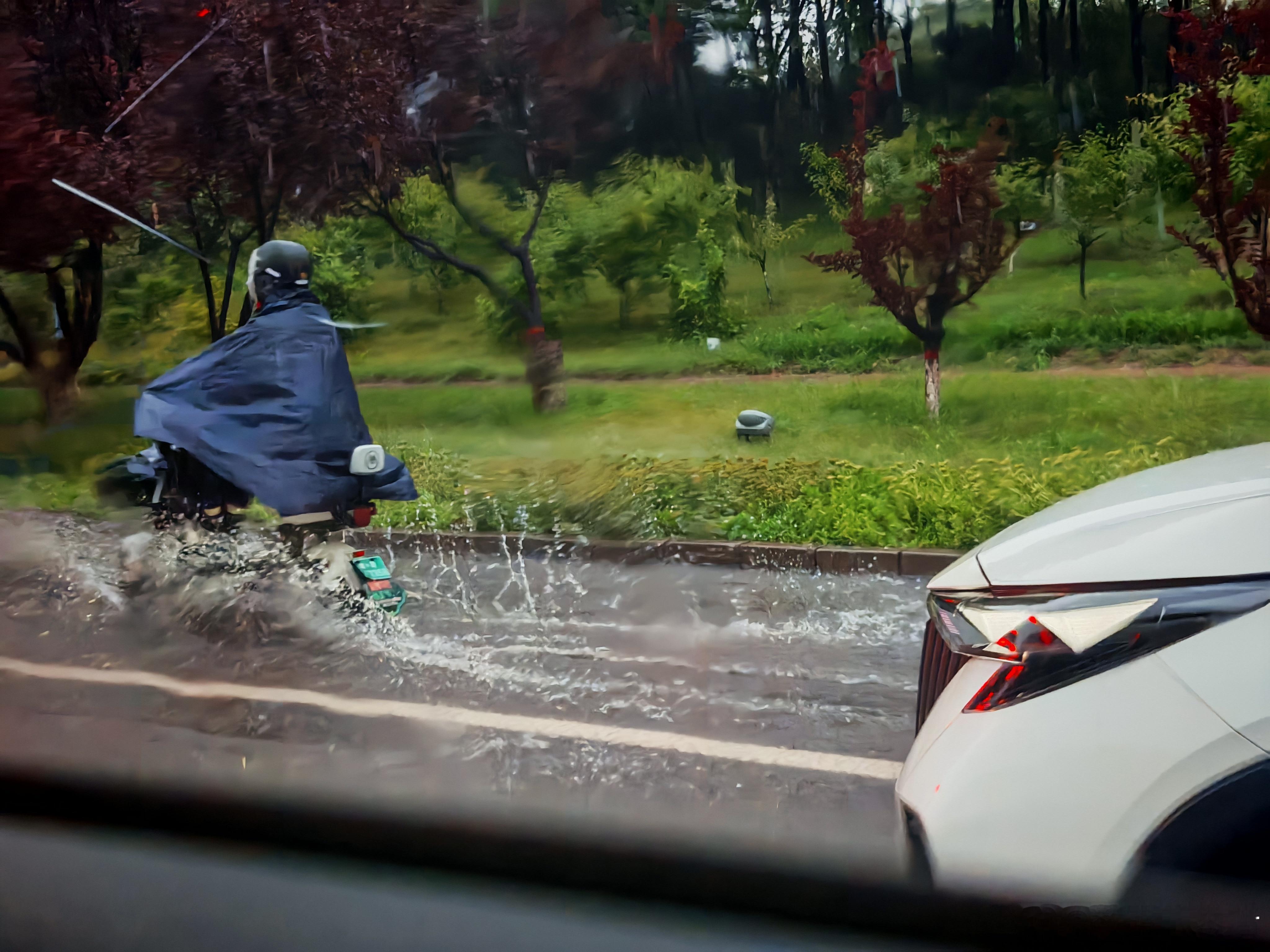 今天早上这雨下的不小啊！ ​​​