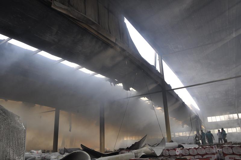 2025年12月18日3时06分，白云区江高镇泉溪村江源货场路一仓库发生火灾。消