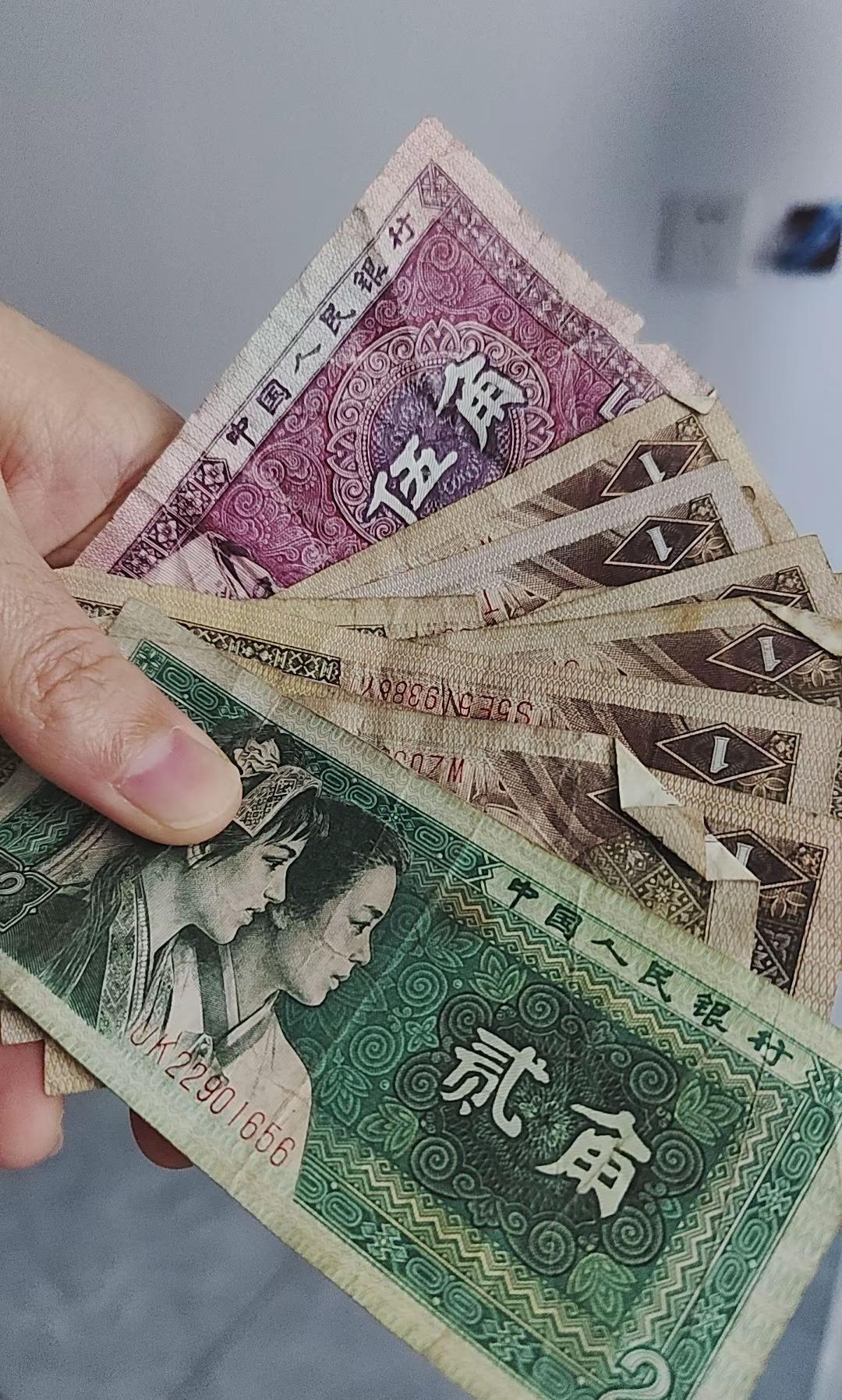 在那个年代，兜里要是有这么多钱，心里甭提有多开心。还时不时地拿出来数来数去，生怕