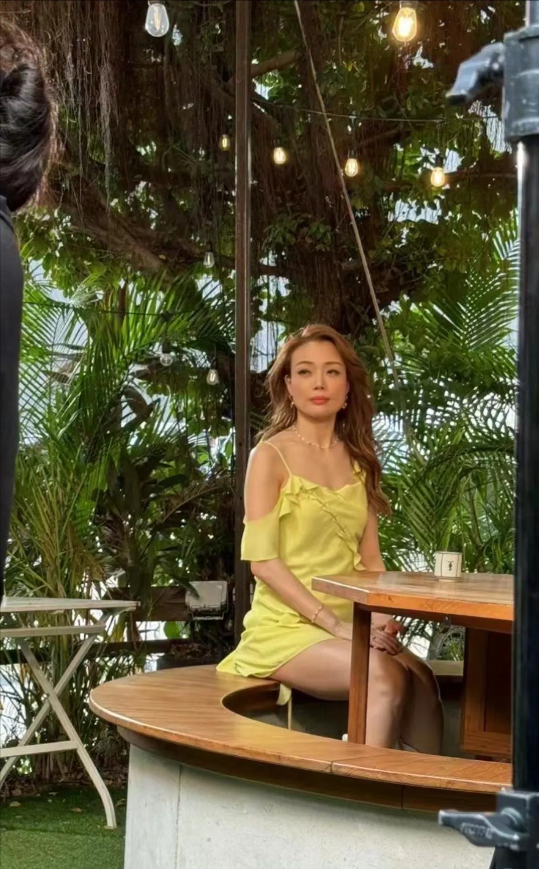 网友在新加坡偶遇容祖儿、钟欣桐、蔡卓妍三姐妹在拍摄，三个姐妹花都好美啊，虽然她们