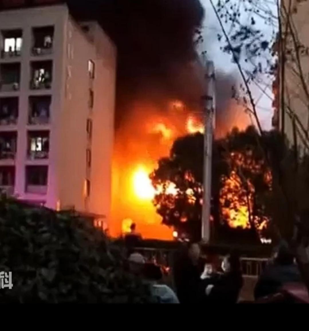 浙江温州平阳一工业园区凌晨发生火灾
12月25日凌晨6时许，浙江温州平阳县海西万