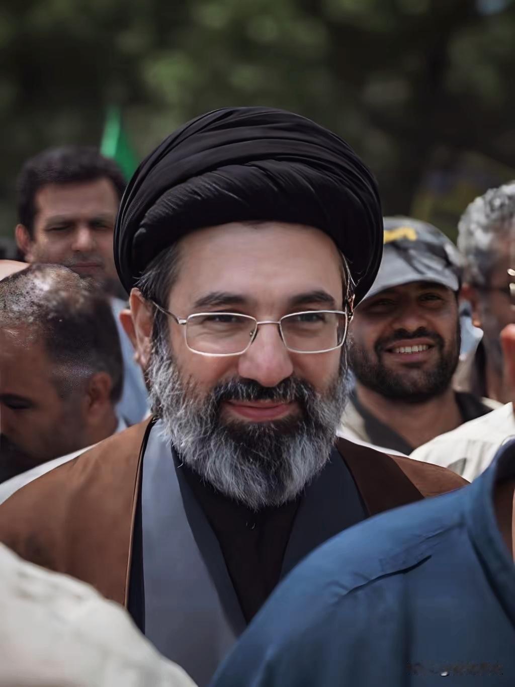 伊朗这步棋，真叫人后背发凉。
自家被炸了40多天，3000多人没了，商船沉了几十