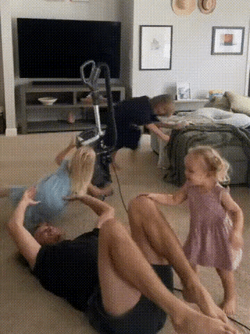 爸爸有力量，子女有胆量，演绎了不一样的带娃模式。