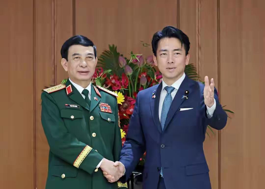前脚日本首相高市早苗出访越南，双方达成防务合作协议。后脚越南副总理兼国防部长潘文
