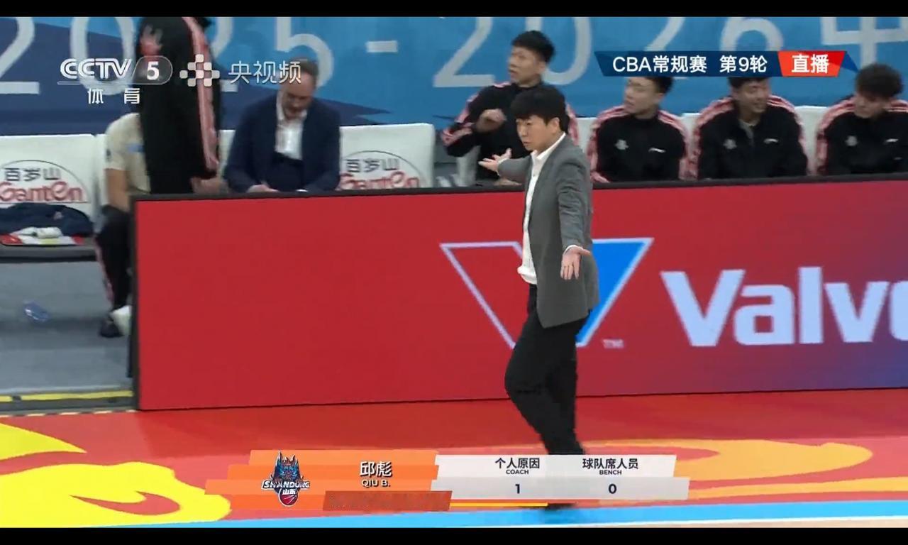 邱彪无理取闹吃技犯，大比分领先还吼裁判，邱彪着急什么呢？

新疆队还是后卫太差，