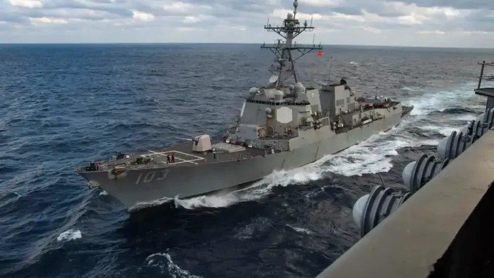 凤凰新闻【两艘美军舰艇在加勒比海域相撞，现场视频曝光】据凤凰卫视报道，美军一艘驱