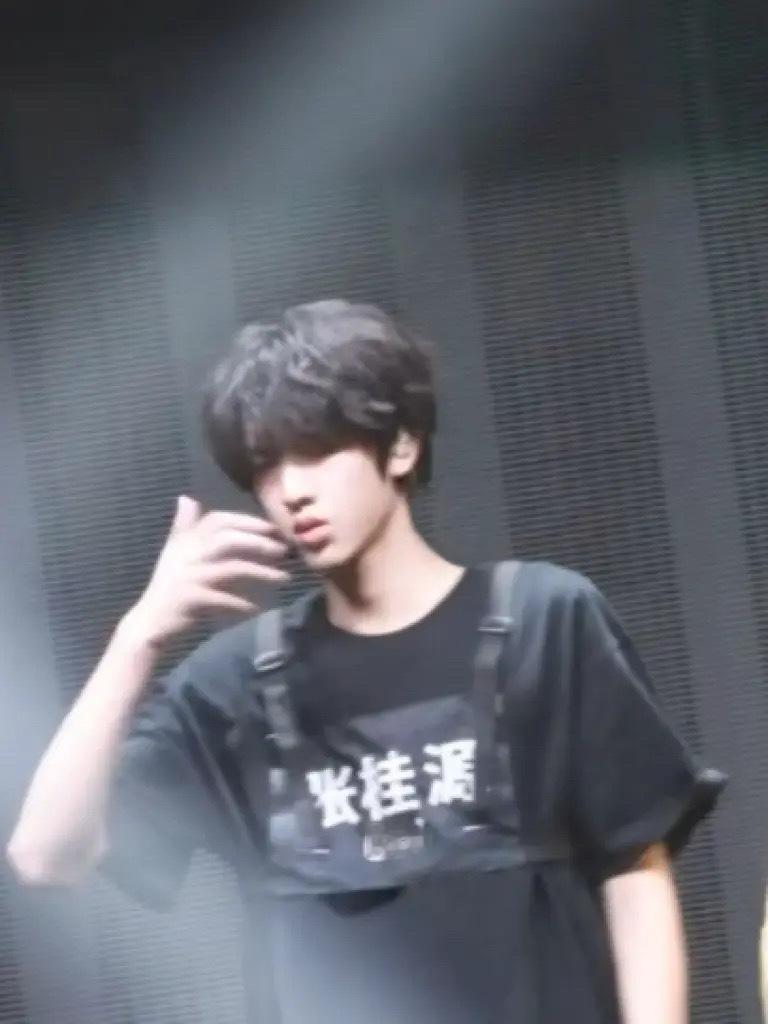 张桂源荣耀之战彩排素颜张桂源荣耀之战彩排素颜 糊图也藏不住的帅 