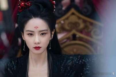 左护法下线在我最爱她的那一天 刘诗诗把左护法演成罂粟飓风，红衣掠过银幕便卷走观众