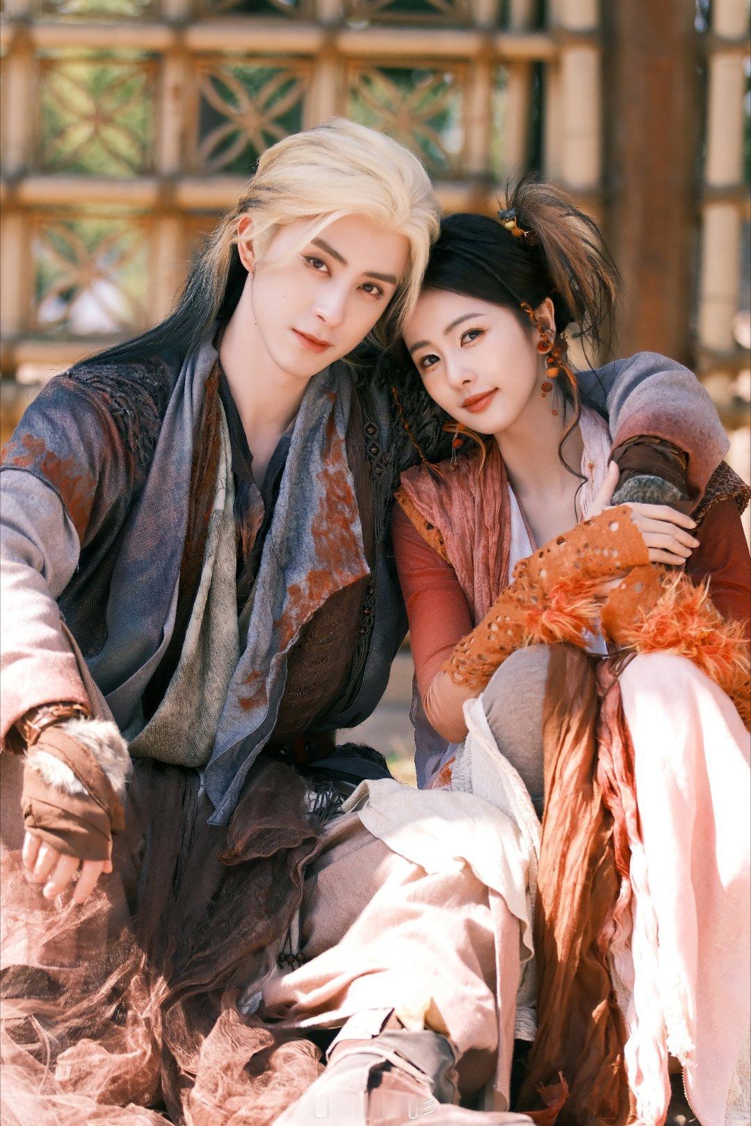 眯会儿 起来看我家小狐狸和小黄毛 