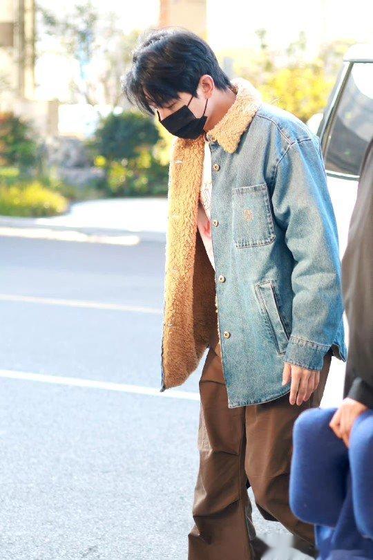 #杨洋羊羔毛牛仔外套##杨洋粉猫卫衣#现场好多人，期待发布会啦！ ​​​