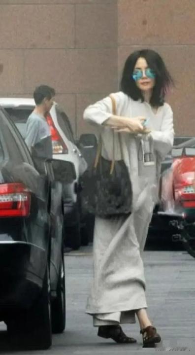 王菲说的麻，不是一般的麻，是日本顶奢品牌，叫小千谷缩。