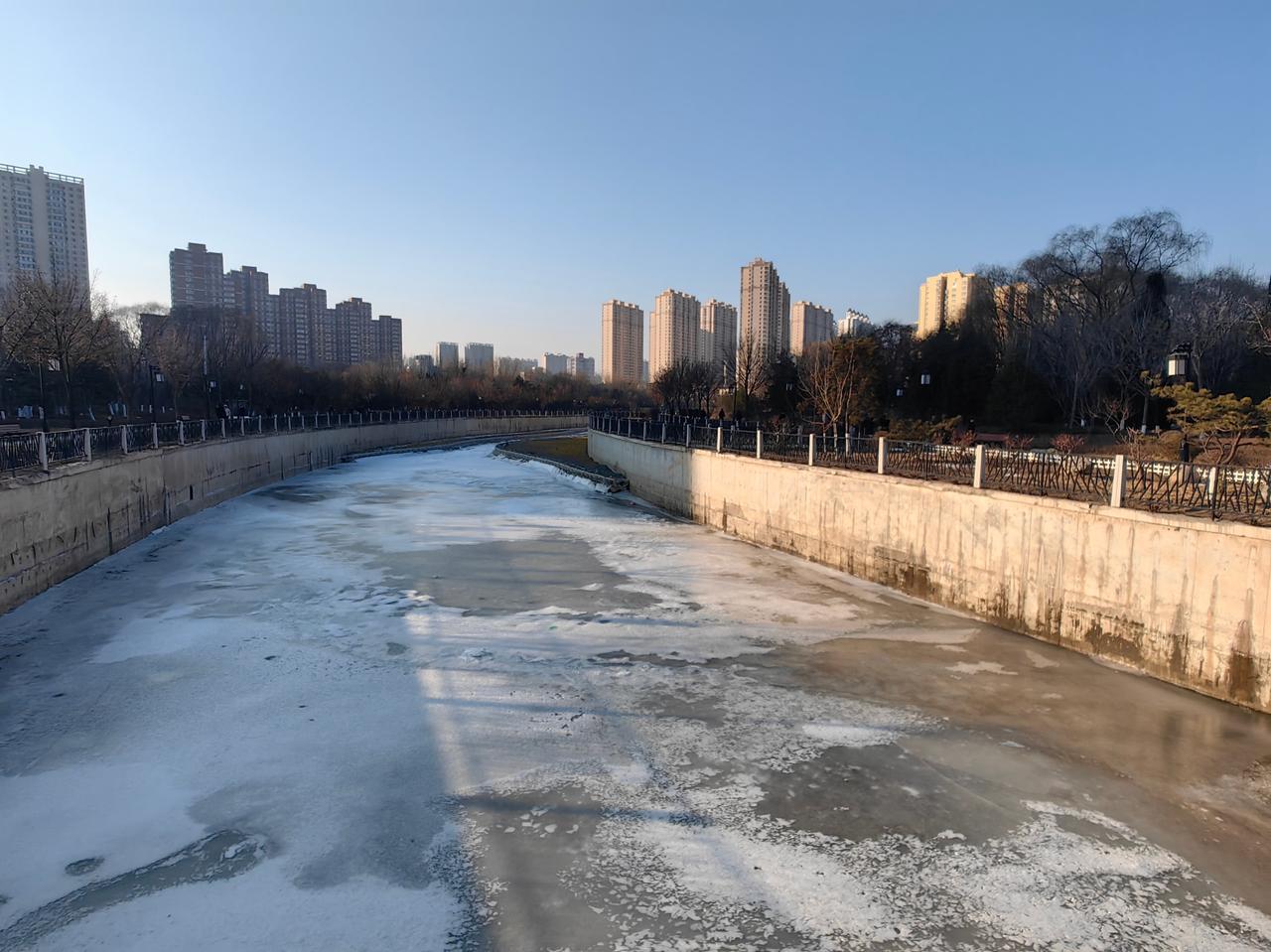 2026 年 1 月 1 日，太原。跨年的雪还没消，风一吹更显清冷。天寒地冻，心