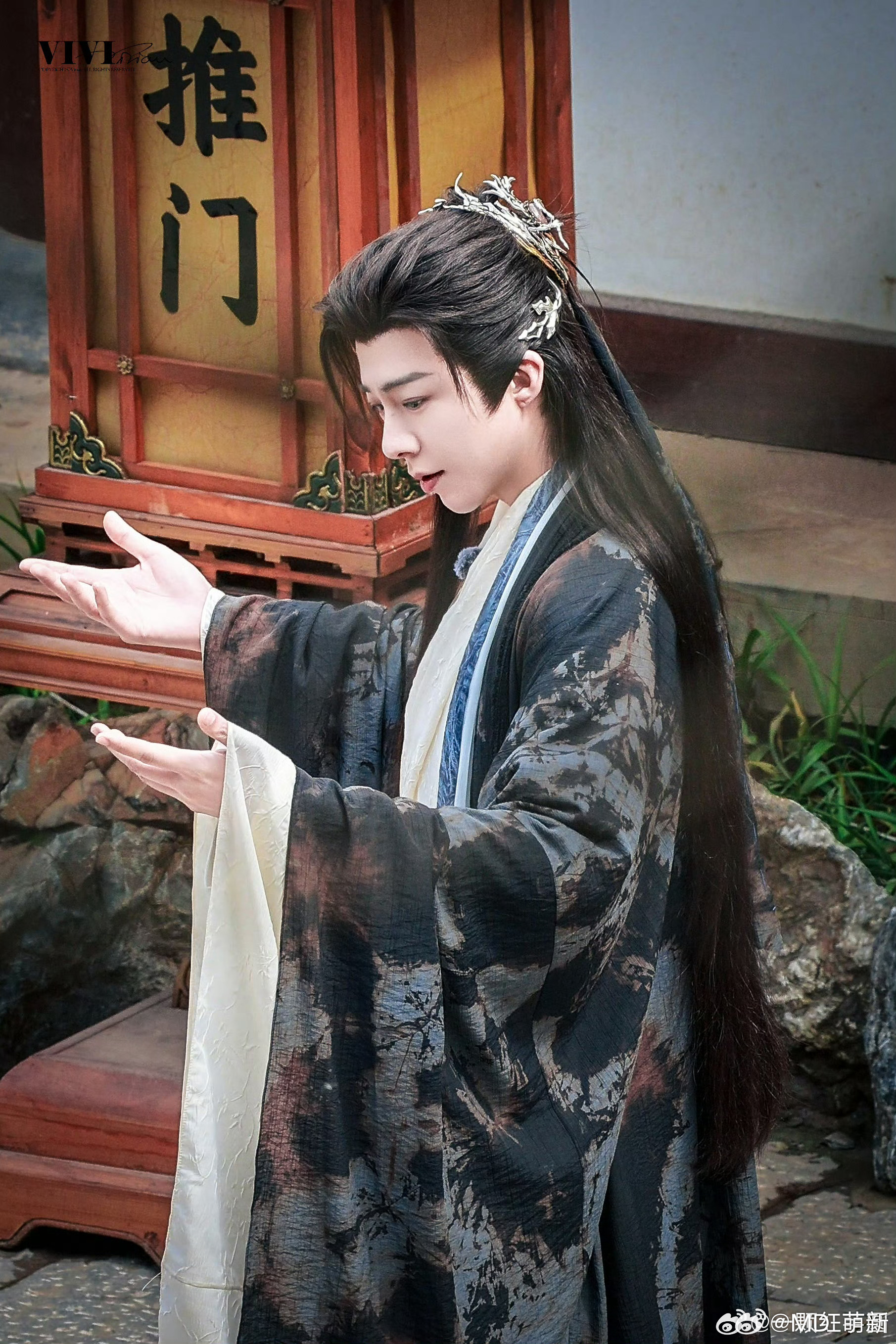 一天没来了突然刷到今天的妆造让我们秒回☞洛铭西啊，啊啊啊老大你今天太帅了啊！刘宇