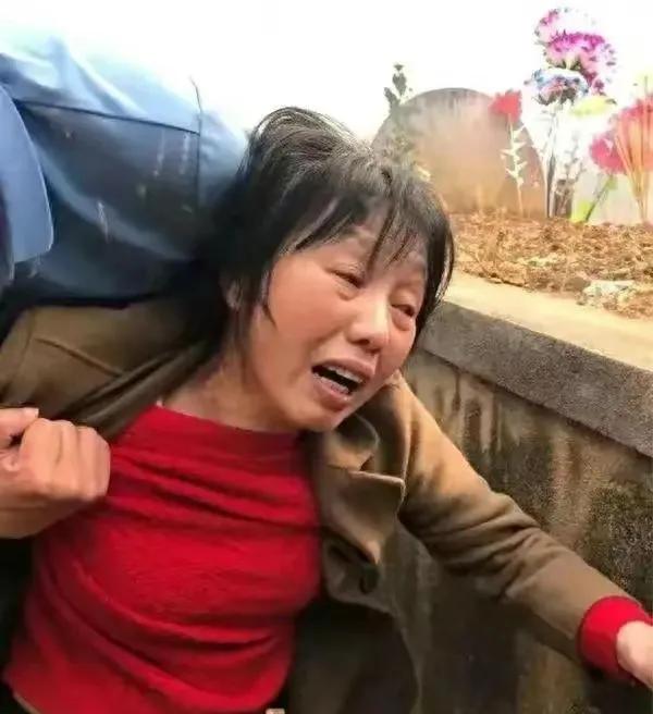 1984年，一战士为国捐躯，新婚20天妻子拒绝改嫁并坚持生下遗腹子。

村里人第