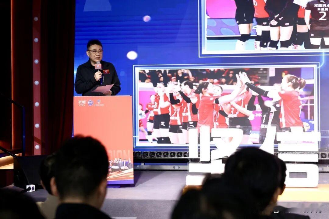 上海女排今日举办总结大会，王之腾缺席。主教练蔡斌发表讲话，表示赛季初他就制定“两