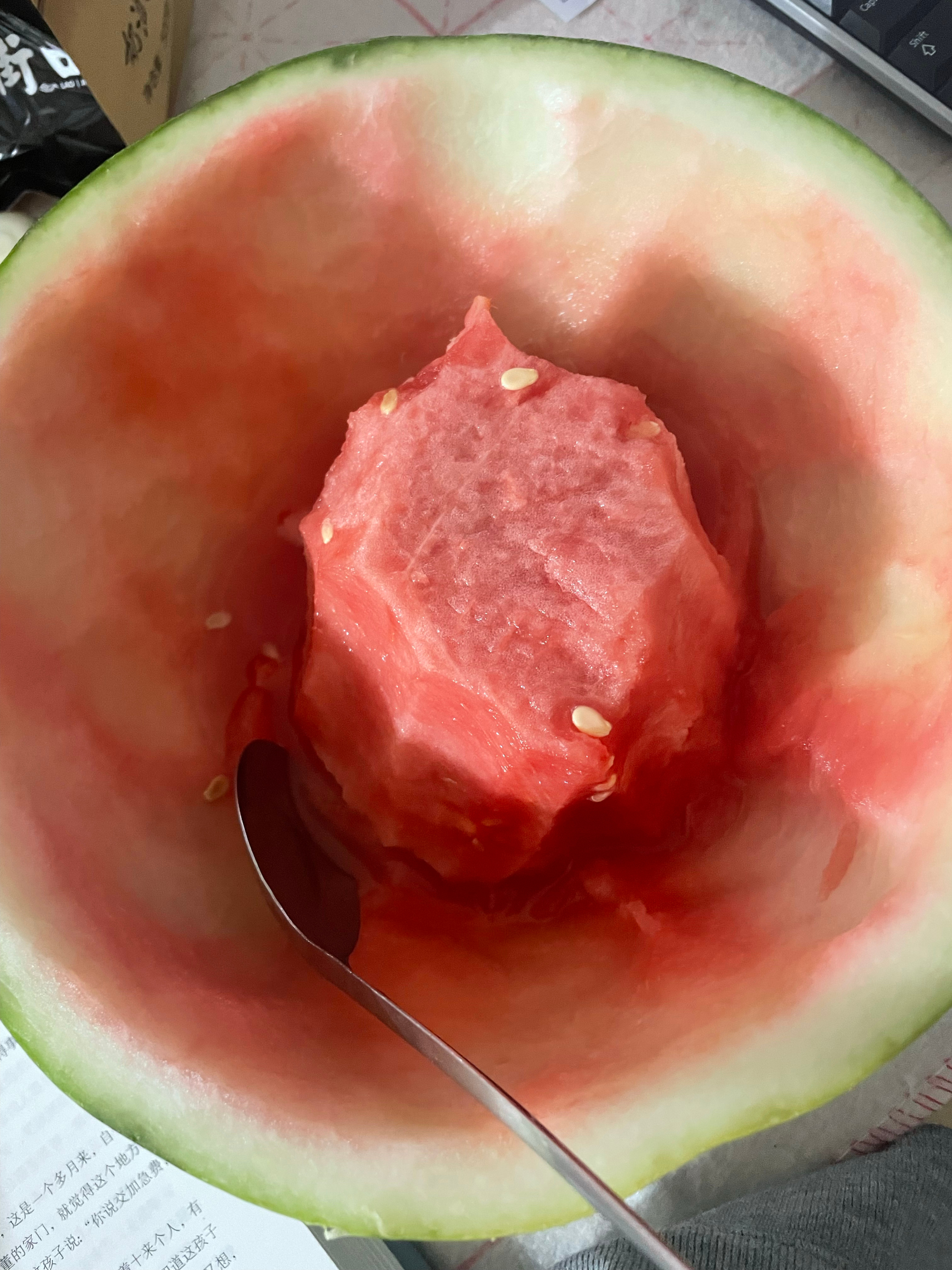 老大孩儿真是个好孩儿，自己只吃边儿边儿，中间的留着，说最好吃的部位要给老妈，嗯，