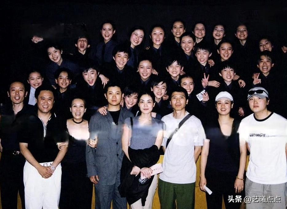 演员的容貌自然重要！
在一众明星里，罗中旭格外引人注目。他面容英俊，五官精致，身
