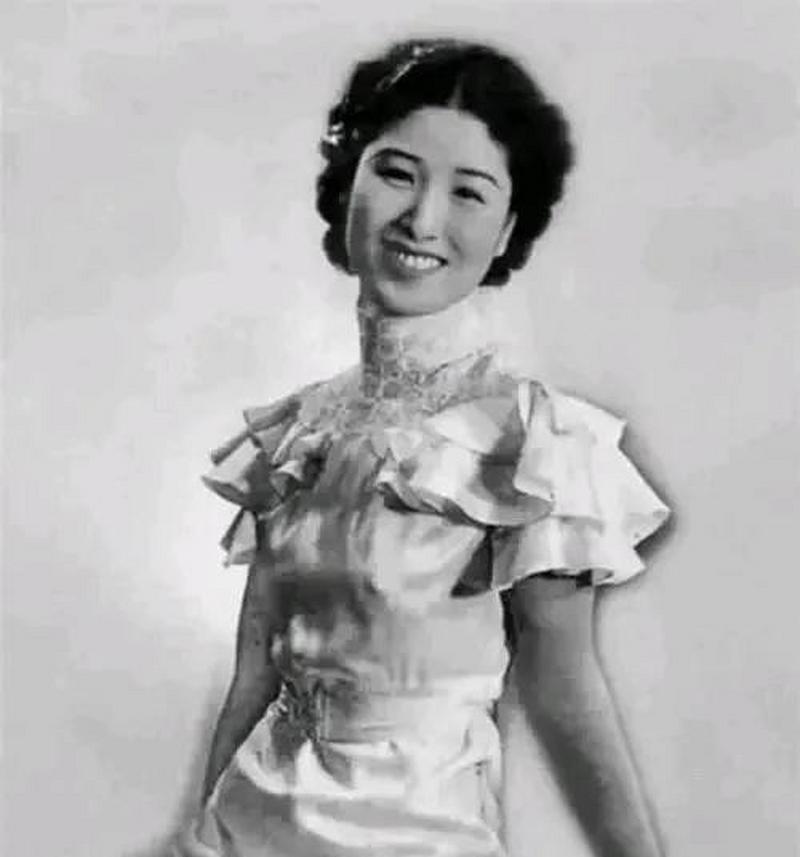 1940年深夜，民国大美女郑苹如，被秘密押到小树林执行枪决。特务垂涎她的美色，犹