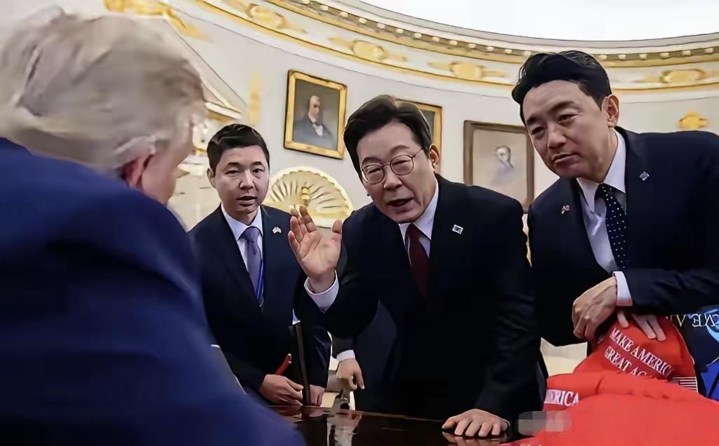 很奇怪，这些照都是谁拍的？又是怎么发出来的？