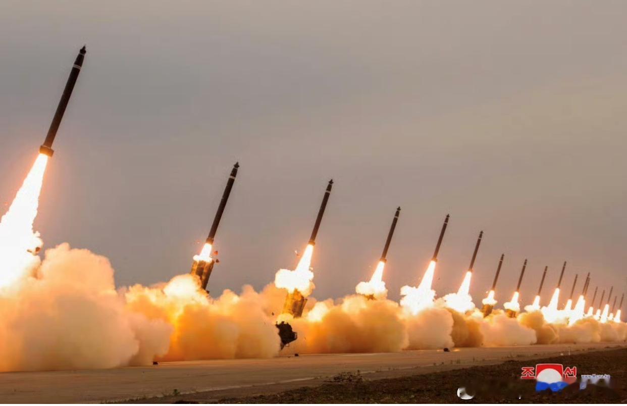 2024年6月朝鲜600毫米超大型远程火箭炮齐射壮观场面军事历史全触达