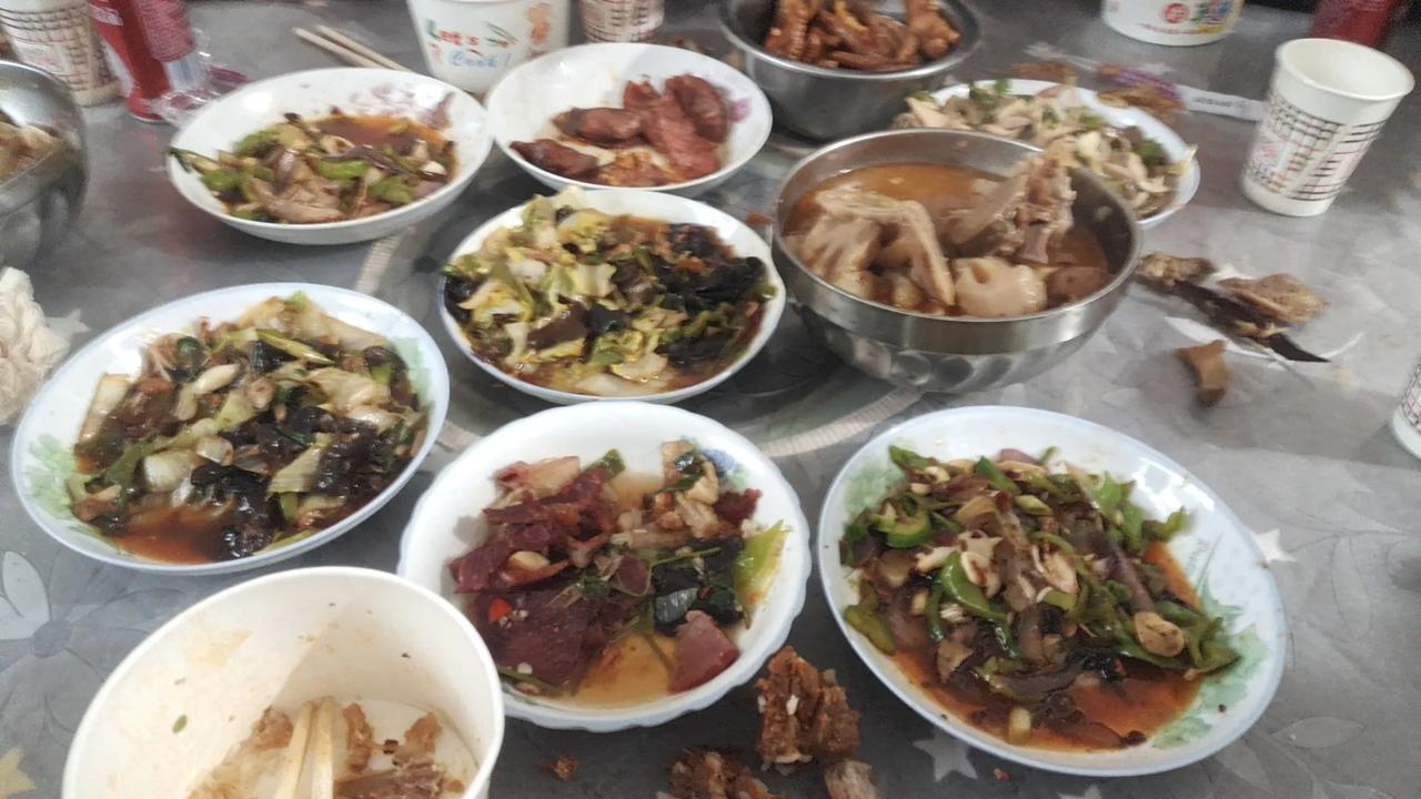 回家了，今晚婆婆做了一桌菜。
炸的酥肉，粉蒸排骨，泡椒鸡爪比买的都好吃。自家猪熏