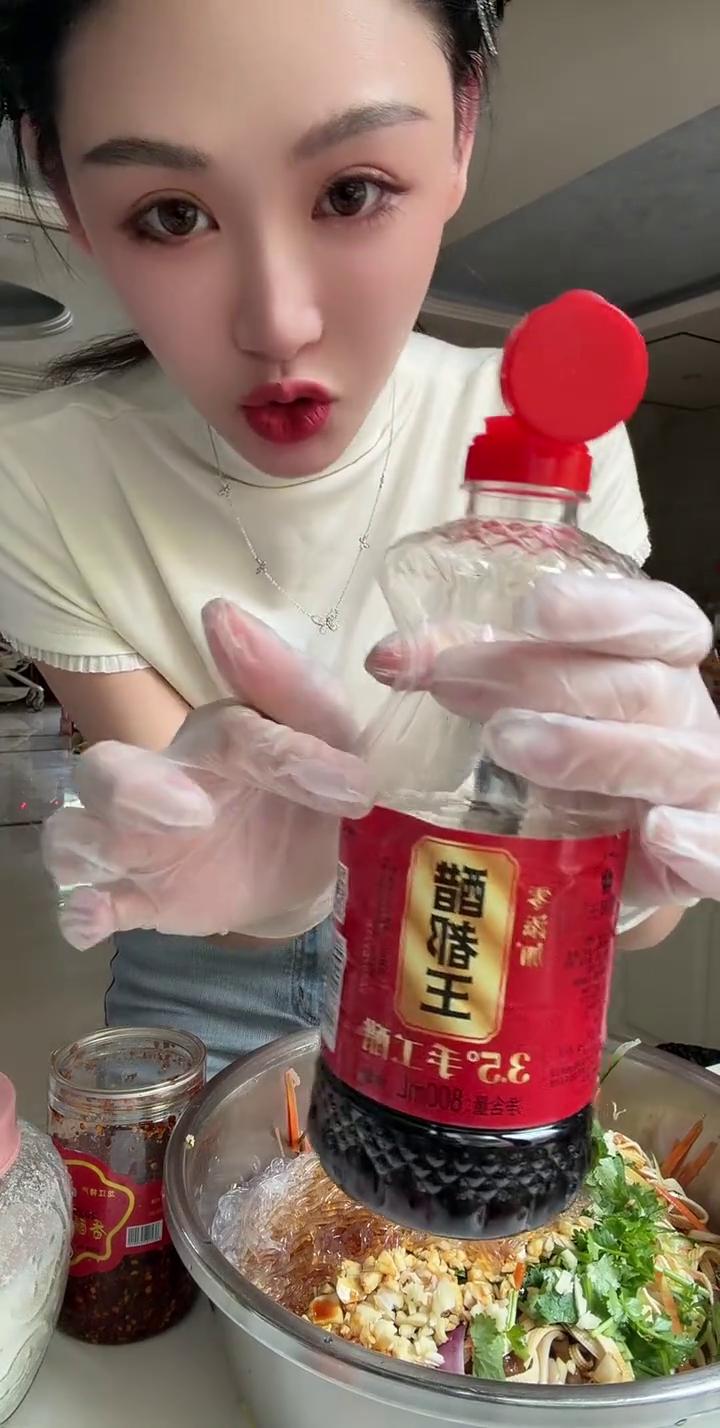 拌凉菜。
姐妹们，把想要吃的食材焯水、投凉、切丝、切丝，放点蒜，香菜喜欢自己喜欢