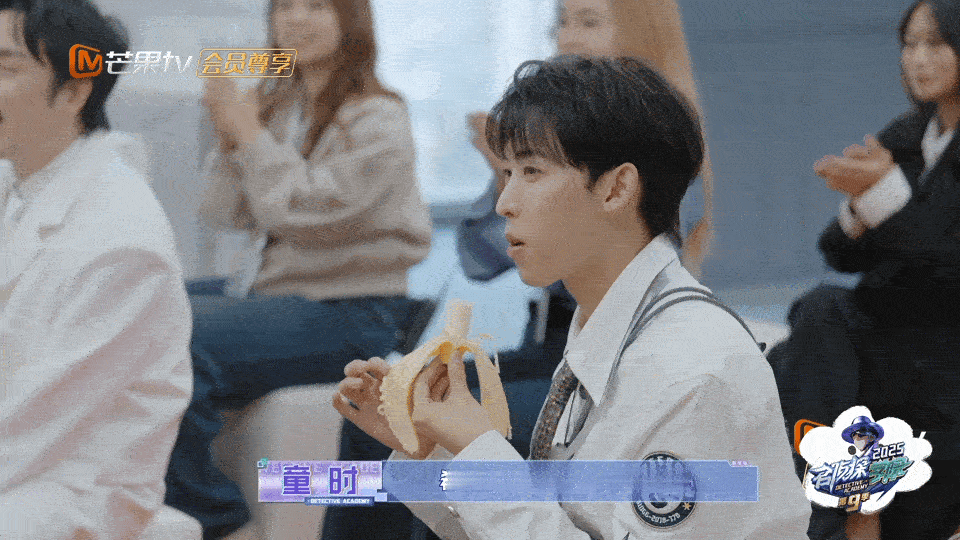 古有孔融让梨今有文韬分果年会中奖别独享，看看文韬的满分示范！游戏刚获胜，转身就向