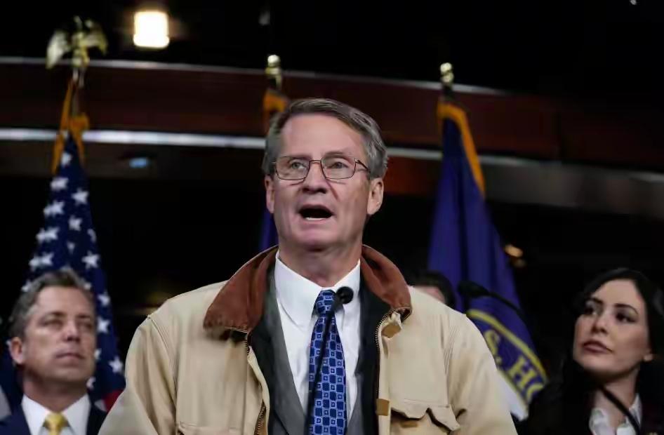 美国政客用外星人话题转移焦点？

4月1日，美国共和党众议员蒂姆·伯切特站出来猛