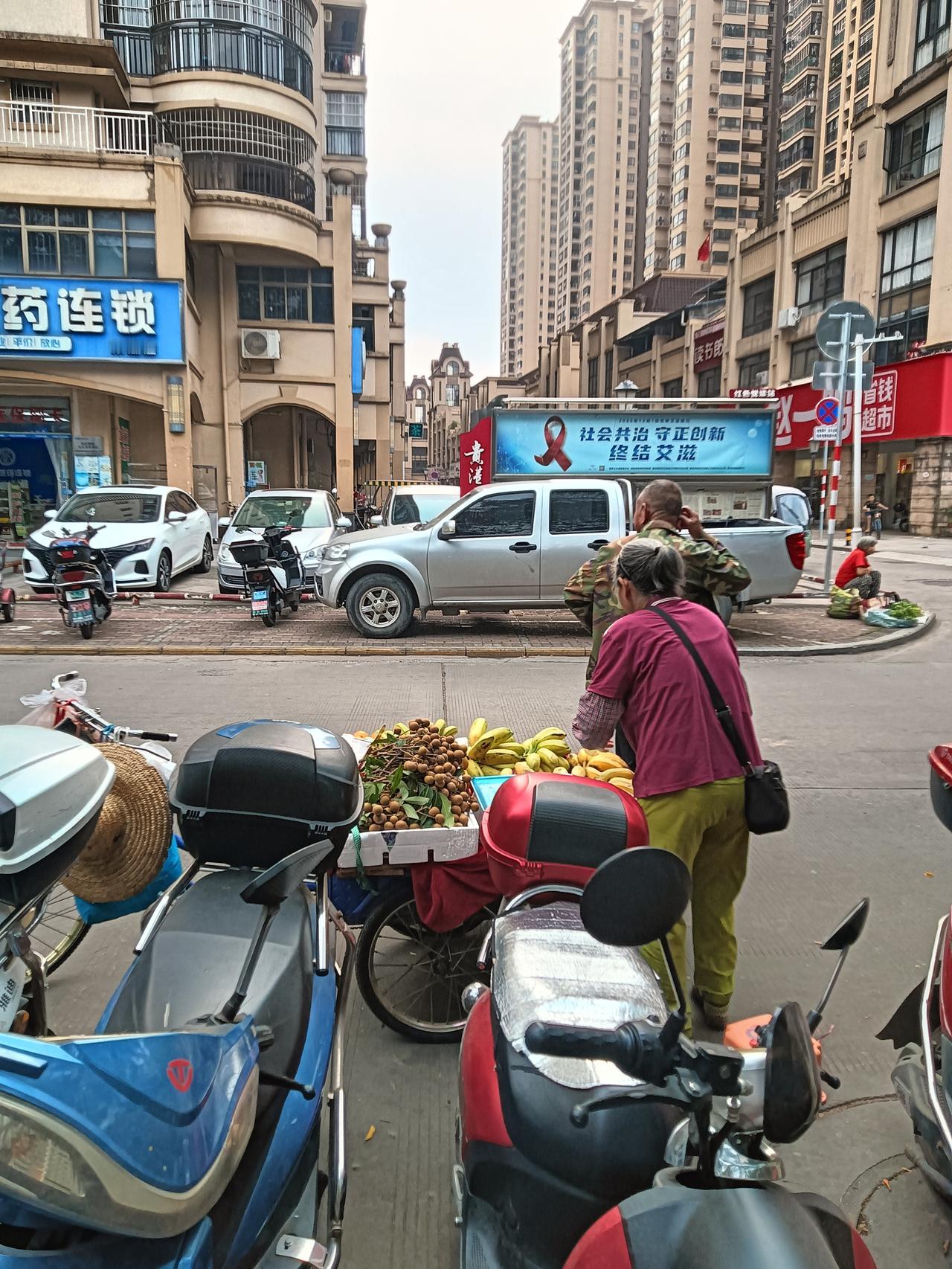 今天是广西壮乡三月三节日，漫步贵港市东湖景区处处洋溢浓浓节日气氛。公园内游船穿梭